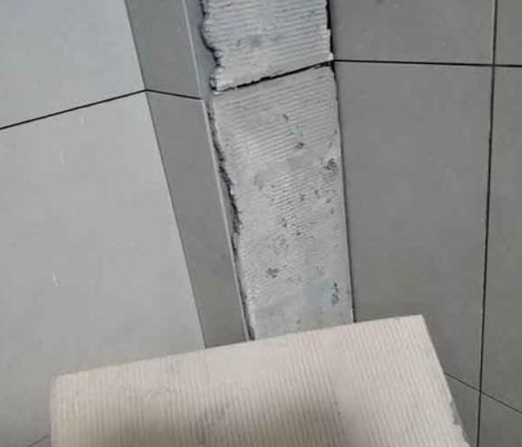 监利瓷砖空鼓维修公司分享下厨房瓷砖脱落的补救措施。